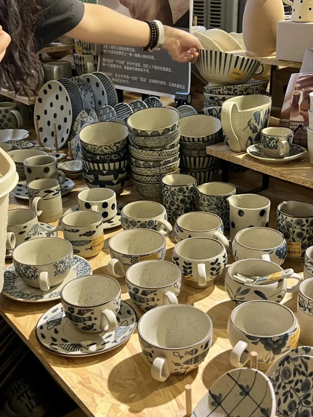 “倉庫有40°C，貨架都賣空了”，成都一陶瓷倉庫走紅，老闆緊急加裝3個空調