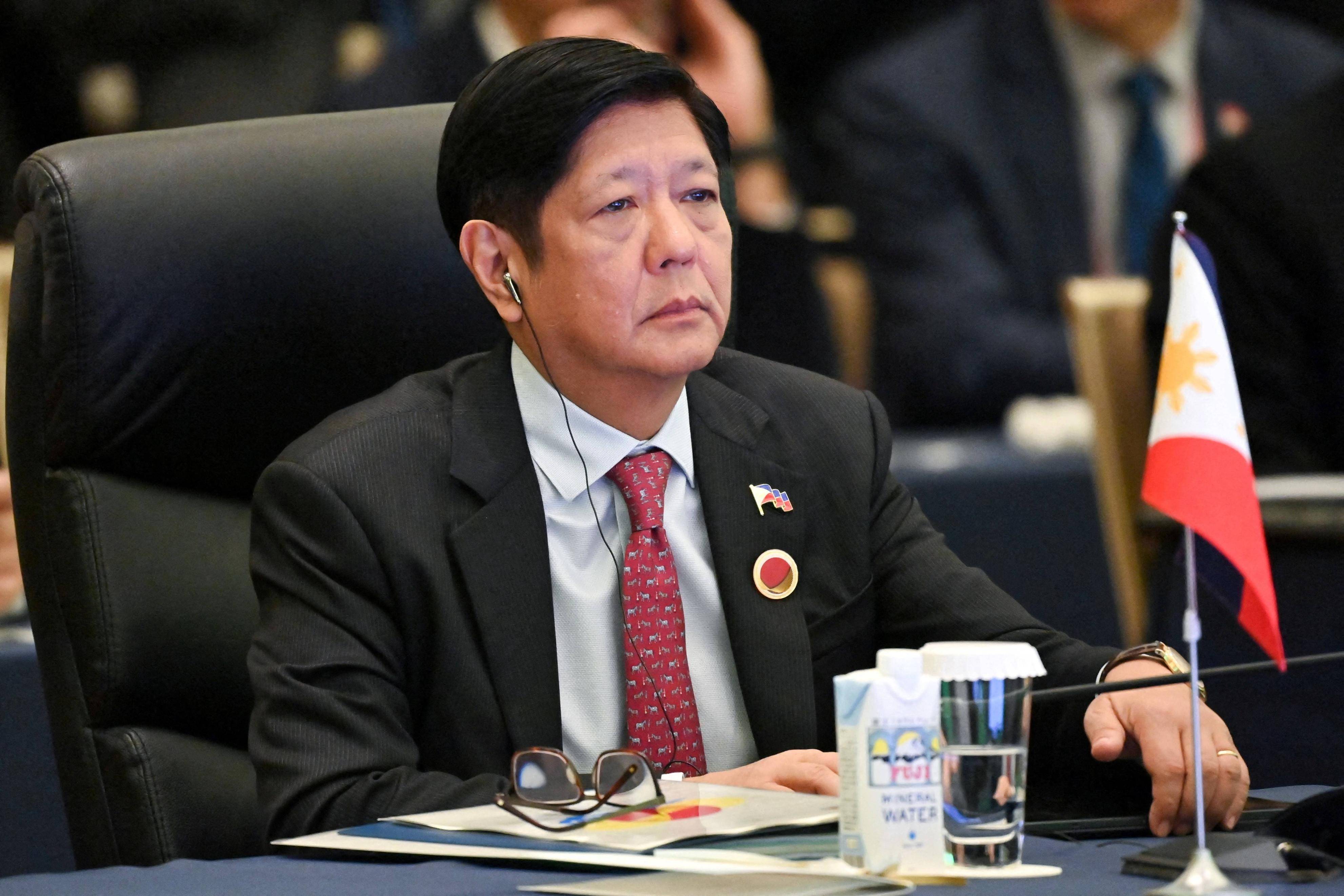 原創鬧劇再升級，馬科斯後院起火，上百人被依法清查，中國亮出房產證