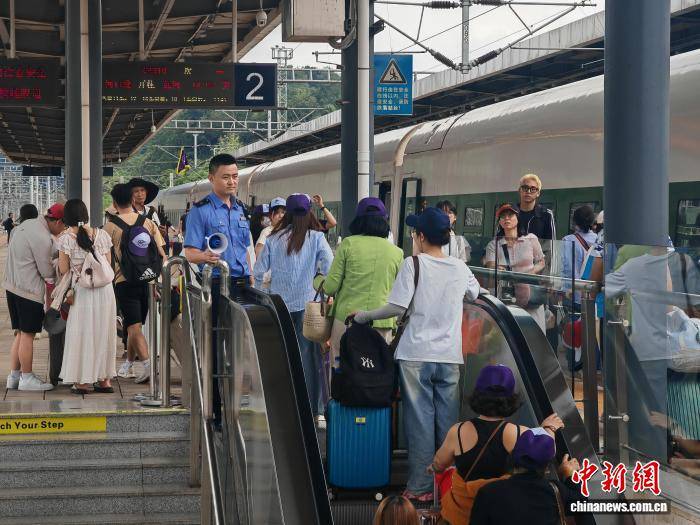 雲南鐵路暑運跨境旅遊客流持續走高