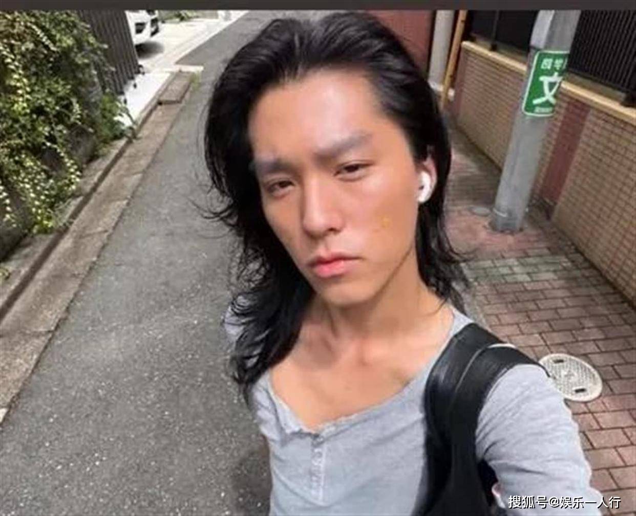 原創從硬漢到嫵媚！知名港星兒子長髮飄逸表情嬌媚，裝扮偏女性化，昔日帥氣形象不再