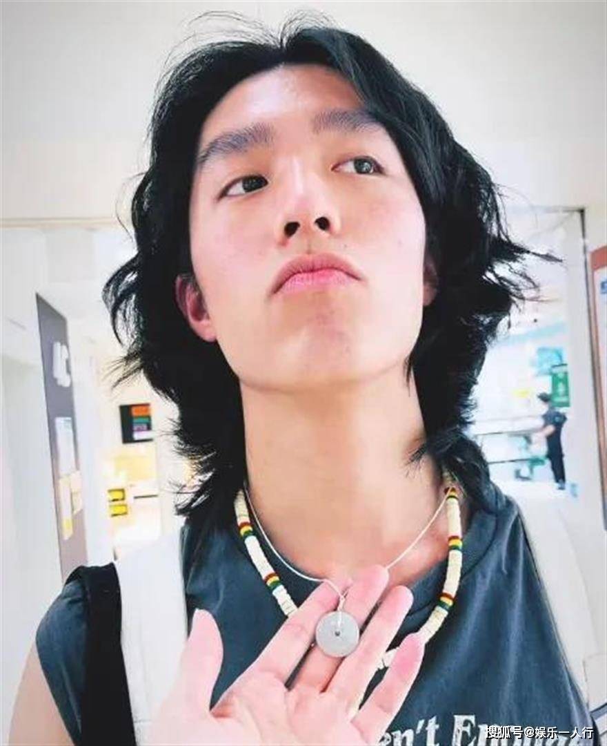 原創從硬漢到嫵媚！知名港星兒子長髮飄逸表情嬌媚，裝扮偏女性化，昔日帥氣形象不再