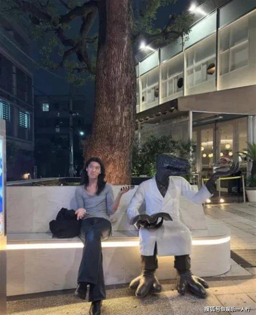 原創從硬漢到嫵媚！知名港星兒子長髮飄逸表情嬌媚，裝扮偏女性化，昔日帥氣形象不再