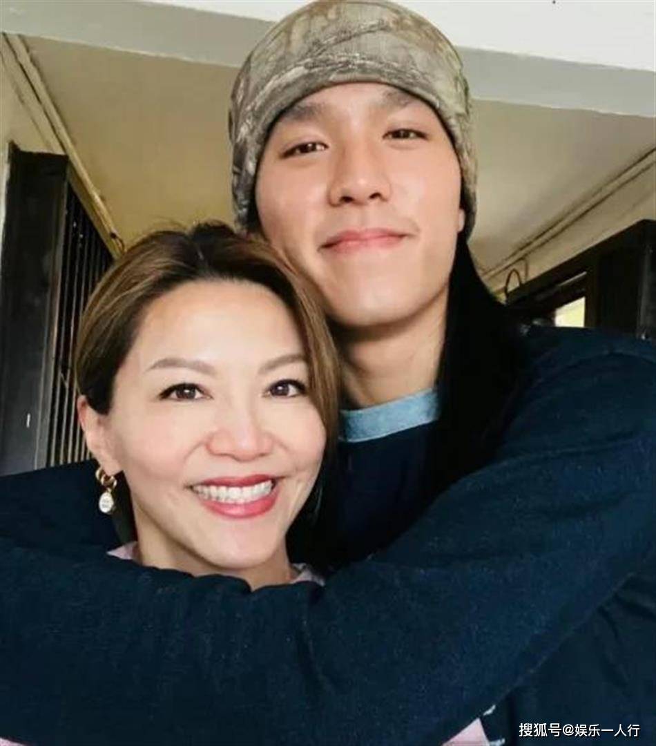 原創從硬漢到嫵媚！知名港星兒子長髮飄逸表情嬌媚，裝扮偏女性化，昔日帥氣形象不再