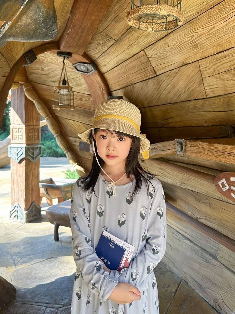 香港知名女星曬恩愛旅遊照，曾每天想50次離婚，大女越長越像她