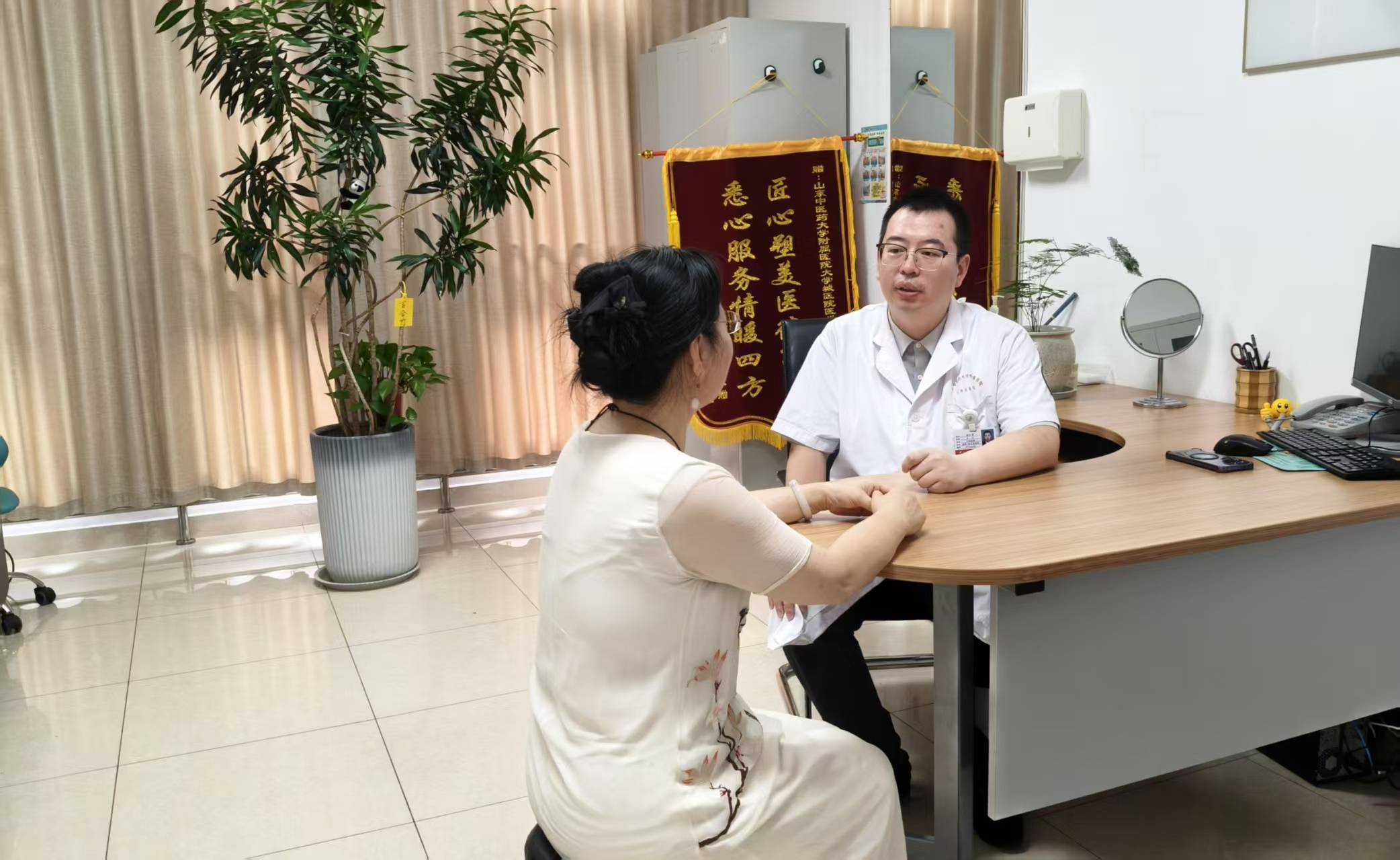匠心醫美贏口碑 錦旗致謝顯真情——濟南長清大學城醫院醫療美容科獲患者讚譽