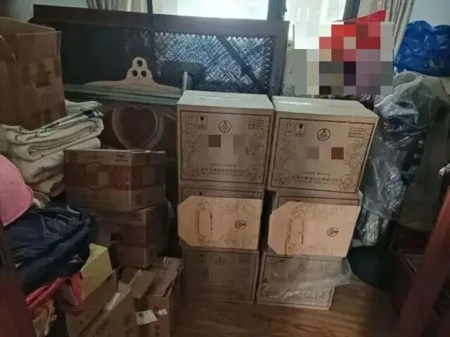 杭州快遞小哥送酒上門，無意中瞥了一眼老人家裡，果斷報警！