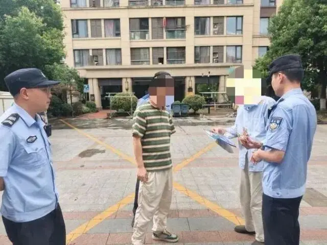 杭州快遞小哥送酒上門，無意中瞥了一眼老人家裡，果斷報警！