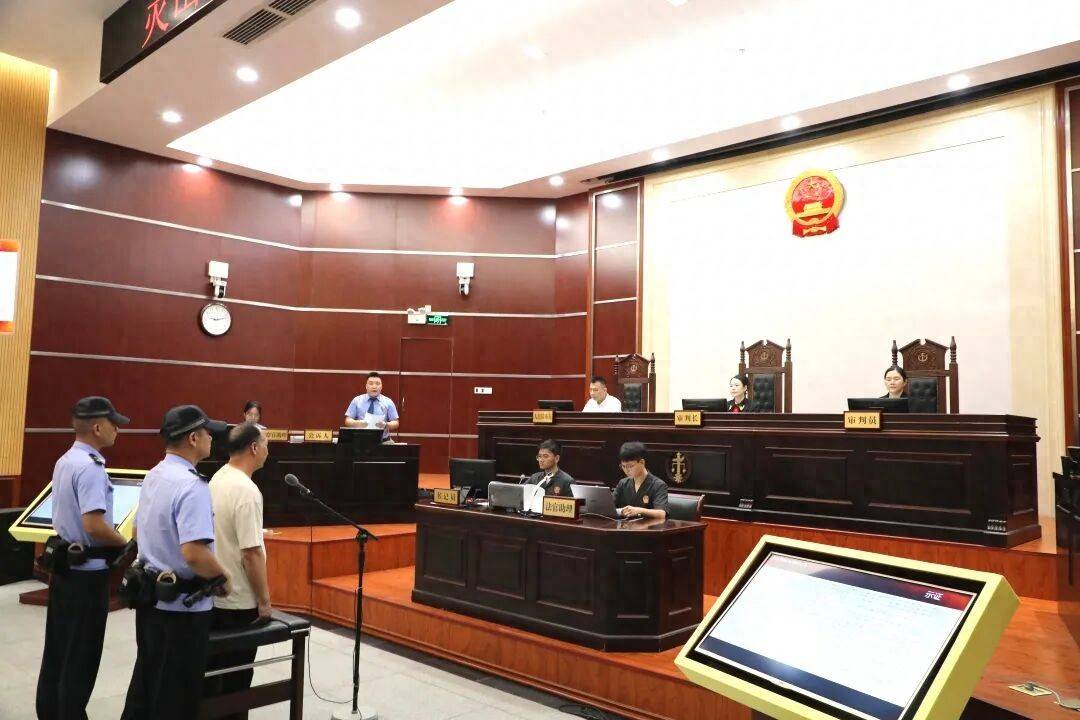 一中學原校長梁某某受審，200餘名公職人員現場旁聽