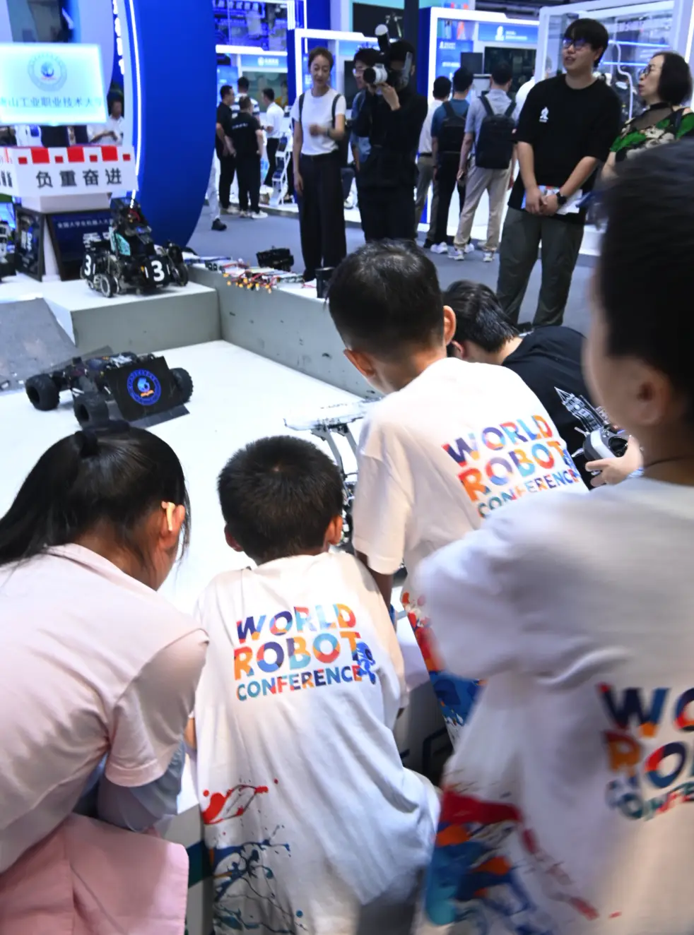 北京世界機器人大會哪來這麼多小學生…