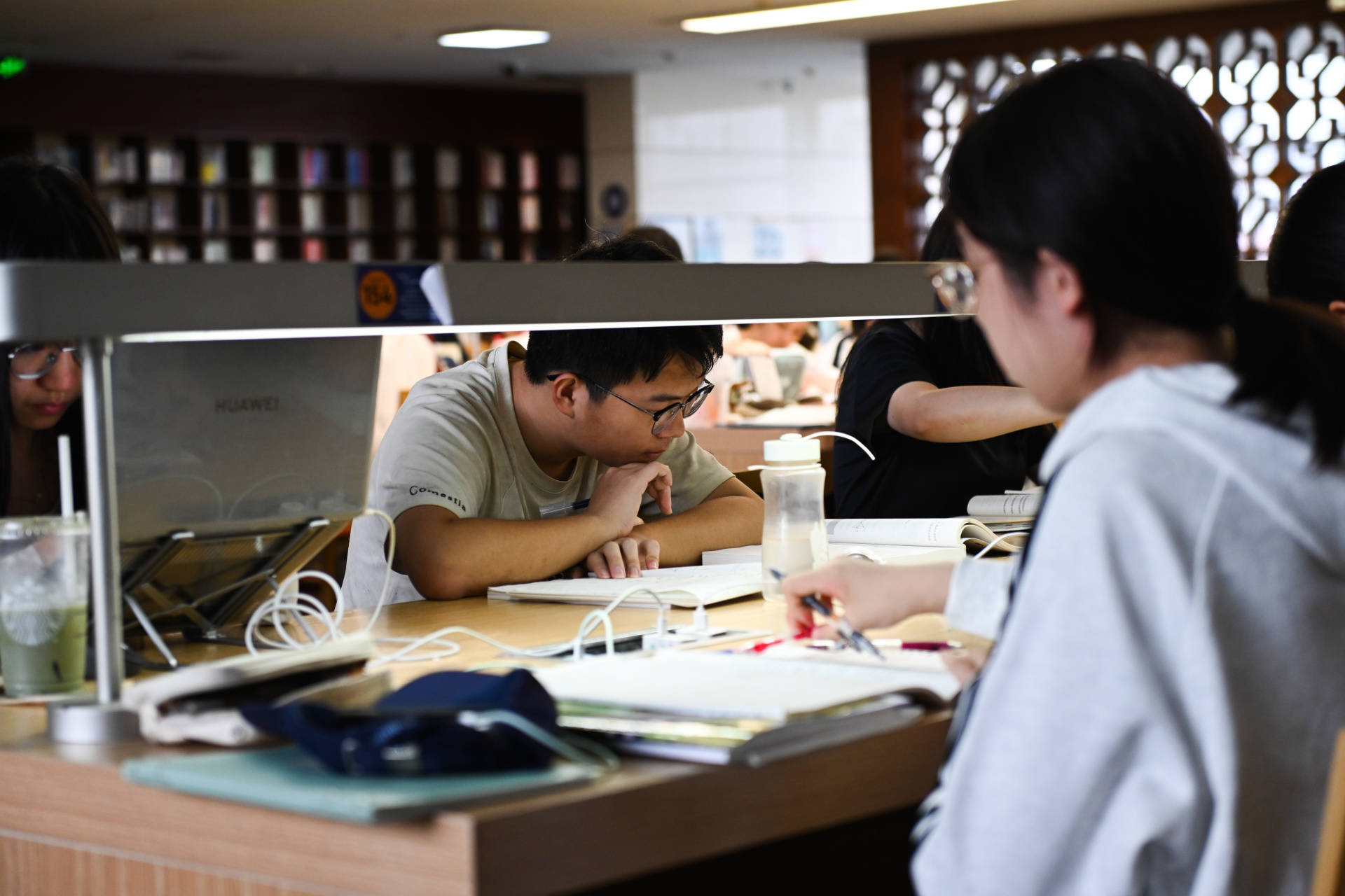 開學在即 省圖書館裡學子“收心充電”忙｜圖集