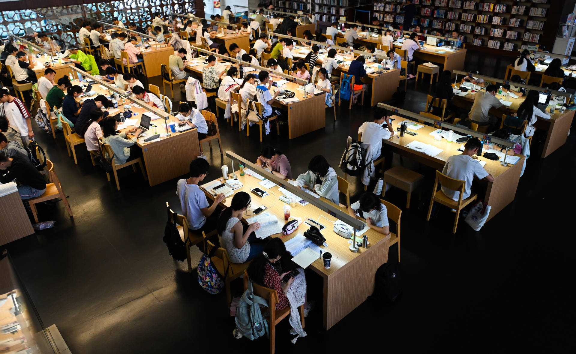 開學在即 省圖書館裡學子“收心充電”忙｜圖集