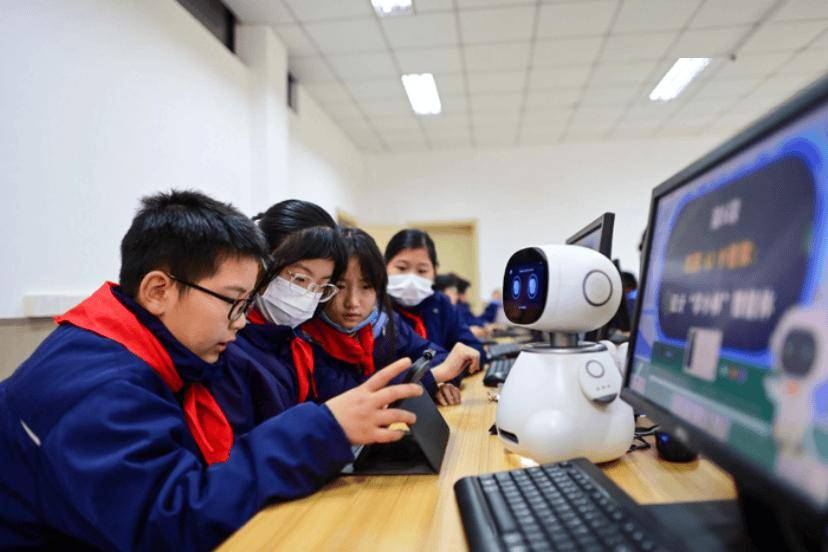 當AI成為小學必修課：5515億財政蛋糕的重新分法