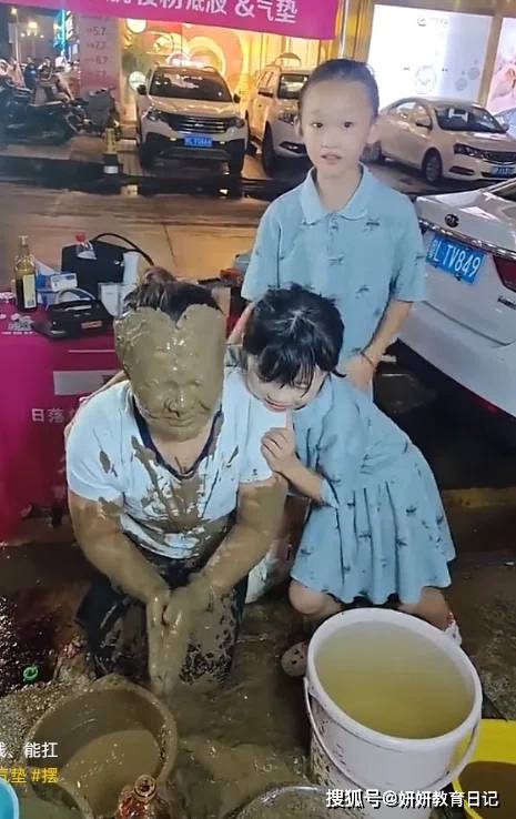 原創“沒面子才能賺到錢”，2個小學女兒被媽媽嚇壞，母親：故意讓她們看的
