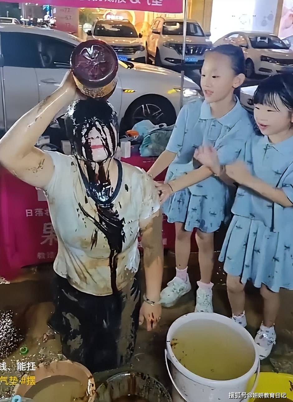 原創“沒面子才能賺到錢”，2個小學女兒被媽媽嚇壞，母親：故意讓她們看的