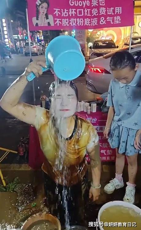 原創“沒面子才能賺到錢”，2個小學女兒被媽媽嚇壞，母親：故意讓她們看的