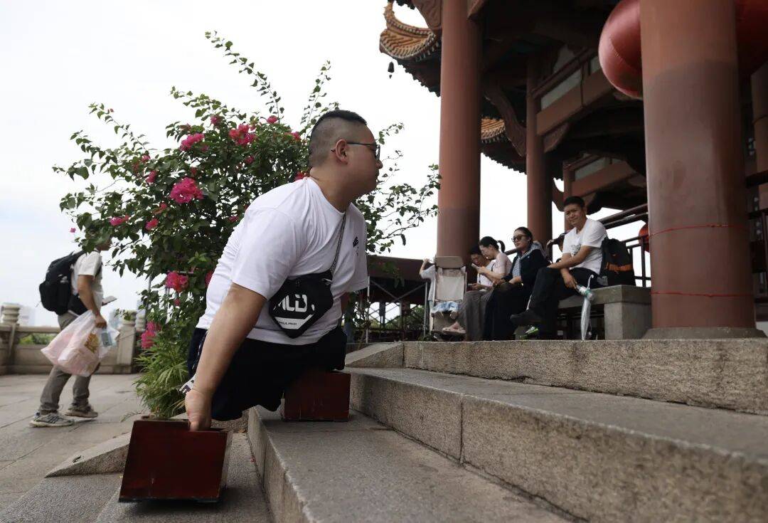 兩人都因車禍失去雙腿，方宇翔（湖北大學本科生）、鄧元佳（湖北大學研究生），剛剛登頂！