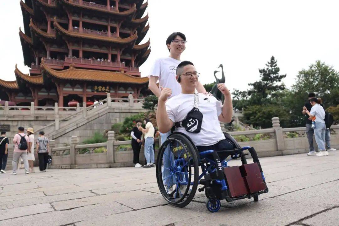 兩人都因車禍失去雙腿，方宇翔（湖北大學本科生）、鄧元佳（湖北大學研究生），剛剛登頂！