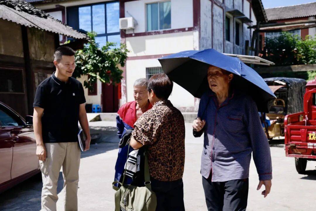 身邊榜樣丨清華選調生潘豎橫：把青春論文寫在黔北田埂上