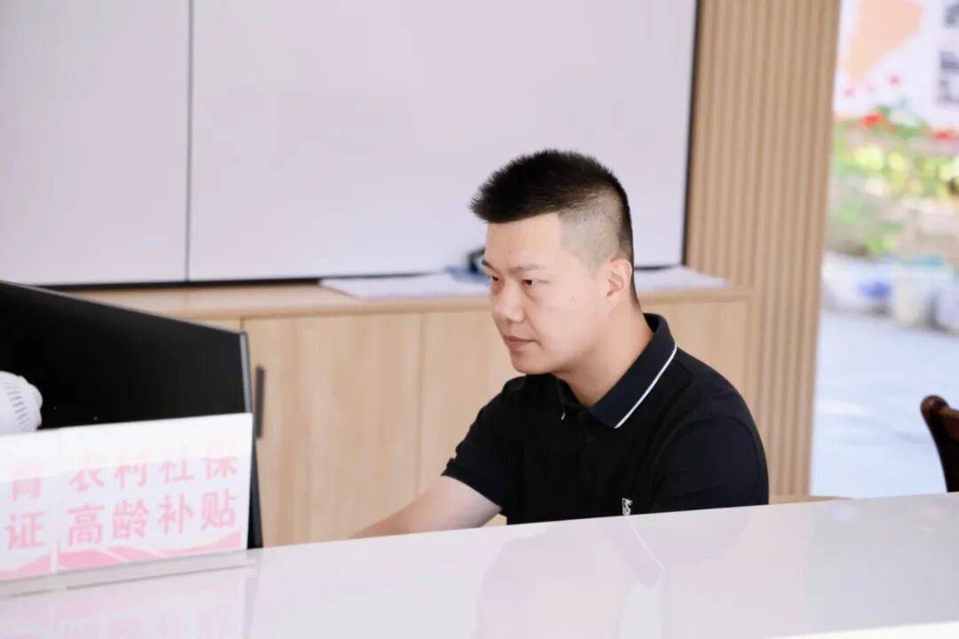 身邊榜樣丨清華選調生潘豎橫：把青春論文寫在黔北田埂上