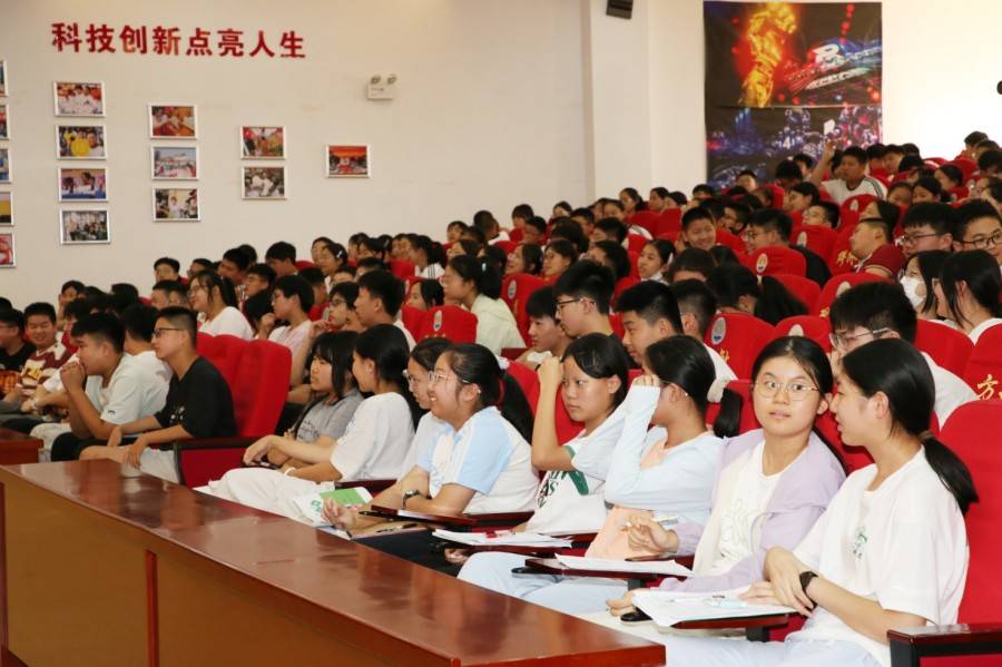 “80後”科學家進校園 中學掀起“追星熱”