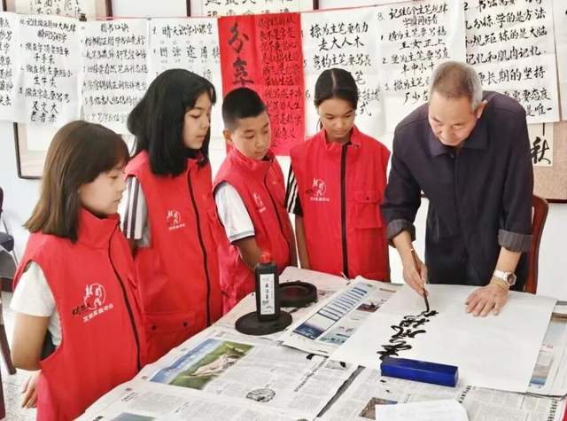 澤普縣奎依巴格鎮奮進社羣開展書法主題活動